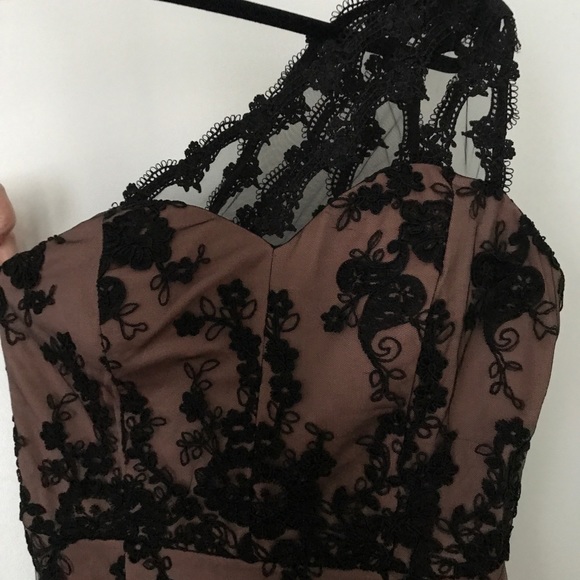 Nude and black lace gown - Picture 3 of 6